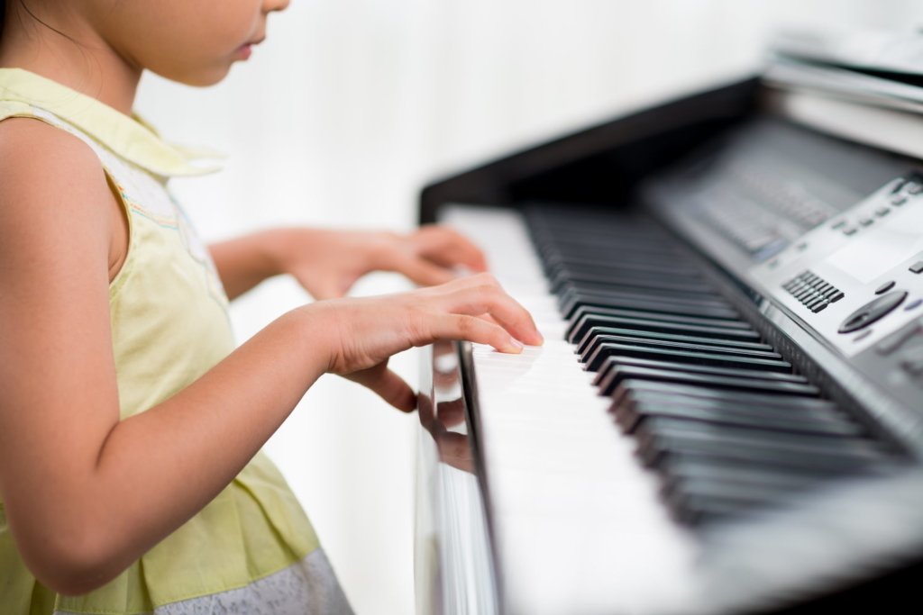 Wie Kinder schnell und erfolgreich Klavier lernen können Kindolino.de